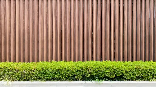 高松市の外構で木の柵と植栽を設けた住まいの外まわり